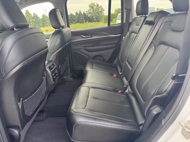 Used 2023 Jeep Grand Cherokee Limited w/ Black Appearance Package AWD/4WD image 20