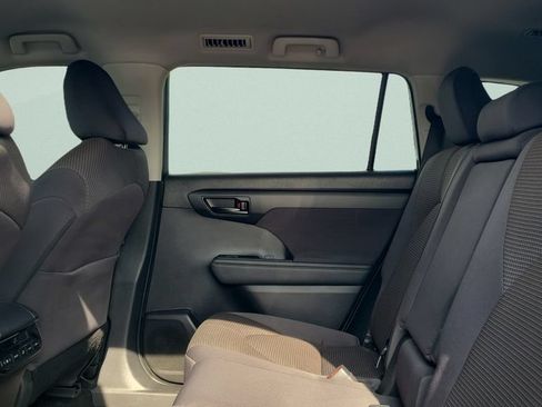 Used 2023 Toyota Highlander LE FWD image 10