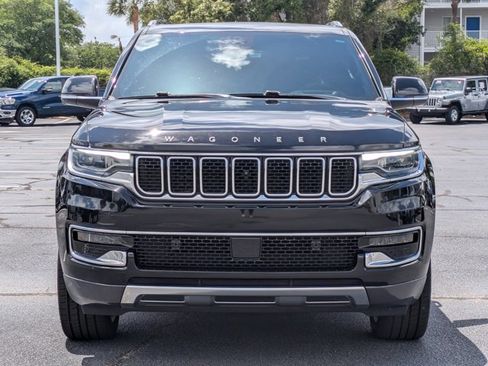 Used 2022 Jeep Wagoneer Series III w/ Premium Group I AWD/4WD image 2