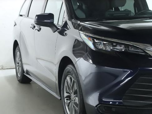 Used 2026 Toyota Sienna LE AWD/4WD image 8