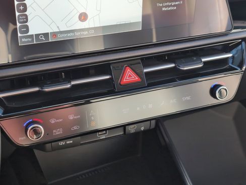 Used 2023 Kia Niro EX image 22