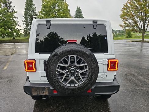 Used 2025 Jeep Wrangler Unlimited Sahara AWD/4WD image 5