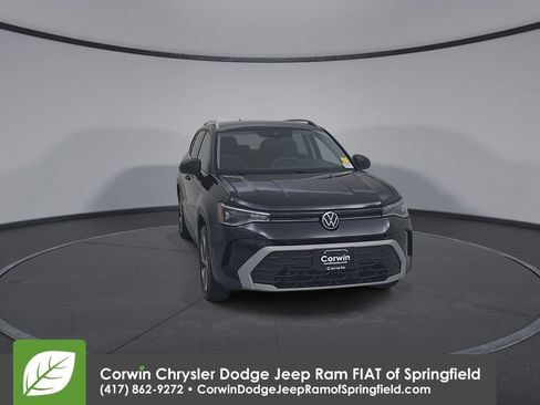 Used 2025 Volkswagen Taos SE AWD/4WD image 4