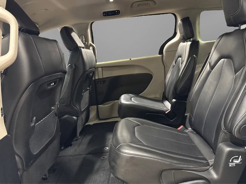 Used 2024 Chrysler Pacifica Touring-L image 35