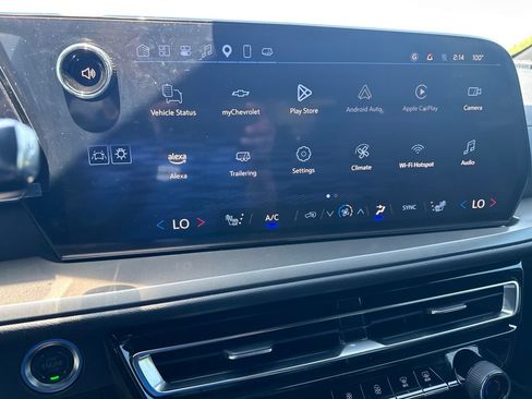 Used 2025 Chevrolet Traverse LT w/ Driver Confidence Package FWD image 4