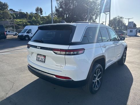 Certified 2024 Jeep Grand Cherokee Limited w/ Luxury Tech Group II image 8