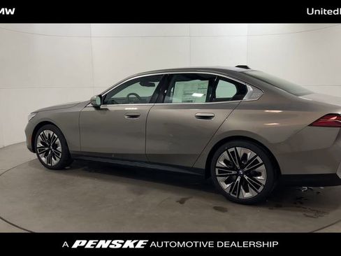 Used 2025 BMW 530i w/ Premium Package image 6