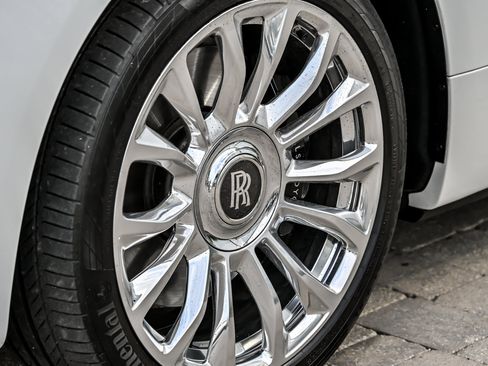 Used 2020 Rolls-Royce Dawn RWD image 8