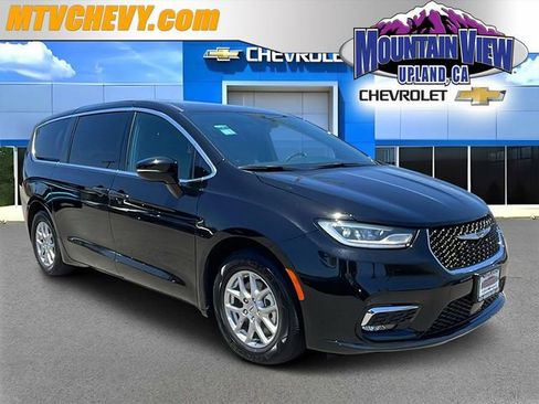 Used 2025 Chrysler Pacifica Select FWD image 1