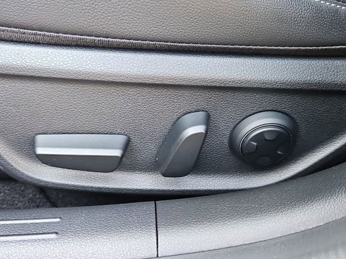 Used 2025 Genesis G70 2.5T image 12