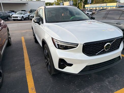 Used 2024 Volvo XC40 B5 Ultimate w/ Protection Package Premier AWD/4WD image 3