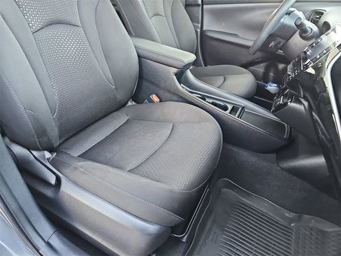 Used 2021 Toyota Prius LE image 10