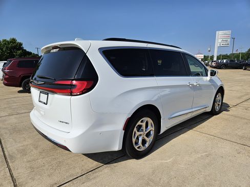 Used 2022 Chrysler Pacifica Limited FWD image 6