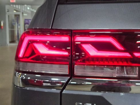 Used 2024 Volkswagen Atlas SEL AWD/4WD image 16