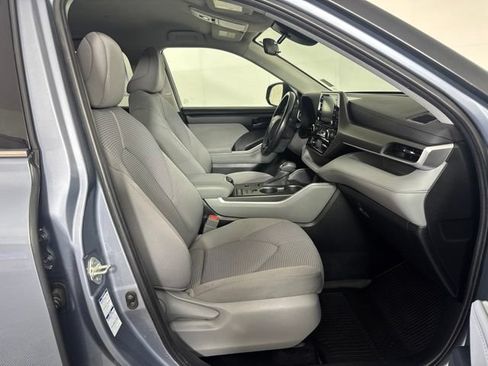 Used 2021 Toyota Highlander LE AWD/4WD image 4