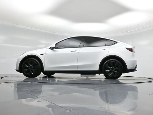 Used 2025 Tesla Model Y Long Range image 50