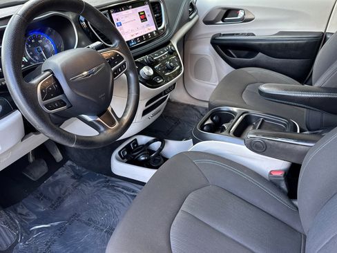 Used 2021 Chrysler Pacifica Touring image 9