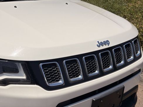 Used 2018 Jeep Compass Latitude w/ Popular Equipment Group AWD/4WD image 3