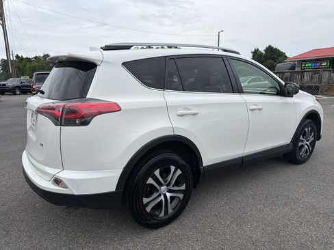 Used 2018 Toyota RAV4 LE FWD image 4