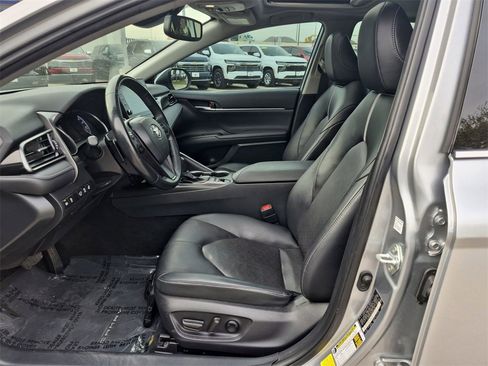 Used 2022 Toyota Camry XSE image 11