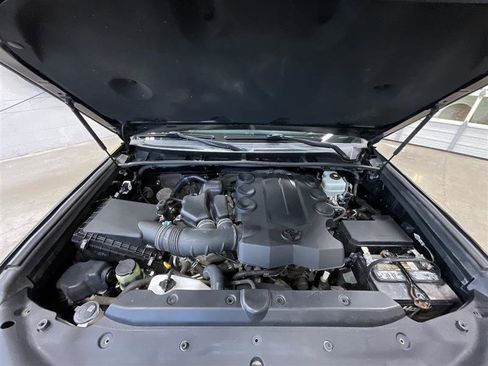 Used 2018 Toyota 4Runner SR5 AWD/4WD image 31