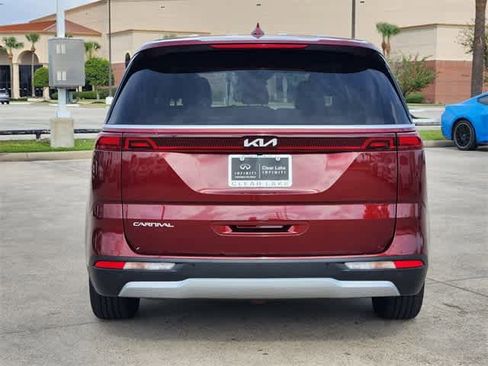 Used 2024 Kia Carnival EX image 5