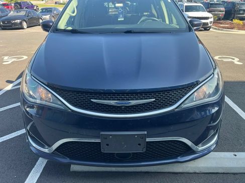 Used 2018 Chrysler Pacifica Touring-L w/ Advanced Safetytec Group FWD image 3