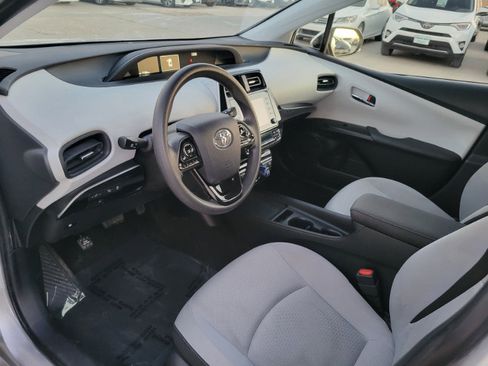 Used 2022 Toyota Prius LE image 14