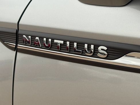 Used 2022 Lincoln Nautilus FWD w/ Premium Package image 6