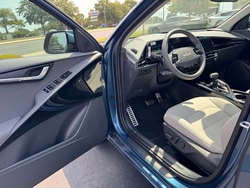 New 2025 Kia Niro EX Touring image 10
