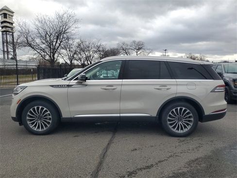 Certified 2023 Lincoln Aviator Reserve w/ Equipment Group 201A image 4