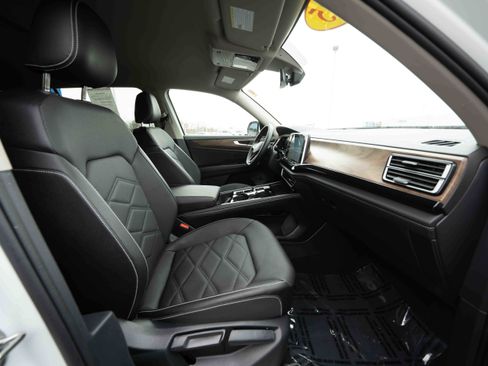 Used 2025 Volkswagen Atlas SE image 27