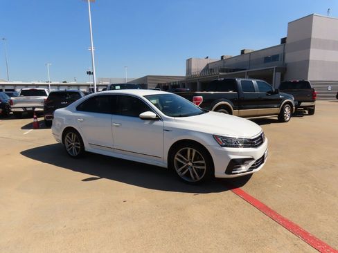 Used 2017 Volkswagen Passat 1.8T R-Line w/ R-Line Lighting Package image 7