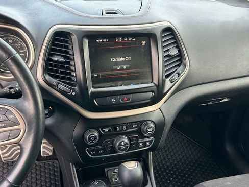 Used 2017 Jeep Cherokee Latitude w/ Comfort/Convenience Group image 14