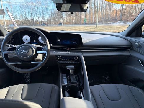 Used 2025 Hyundai Elantra SEL image 13