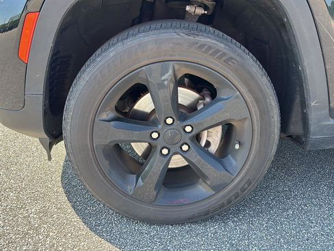 Used 2023 Jeep Grand Cherokee Altitude AWD/4WD image 7