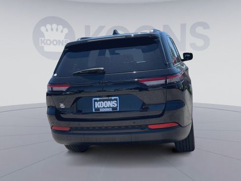 Used 2023 Jeep Grand Cherokee Altitude AWD/4WD image 11