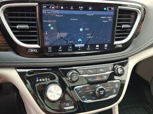 Used 2023 Chrysler Pacifica Limited FWD image 18