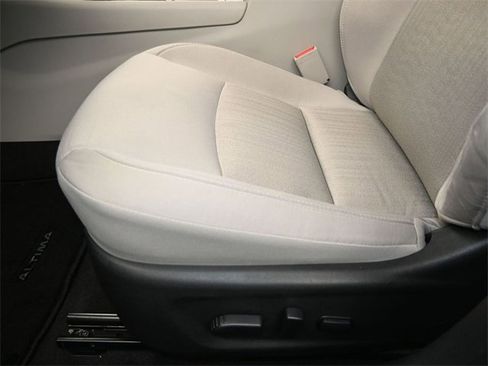 Used 2022 Nissan Altima 2.5 SV w/ SV Premium Package image 13