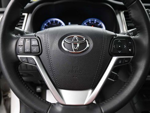 Used 2019 Toyota Highlander XLE AWD/4WD image 6
