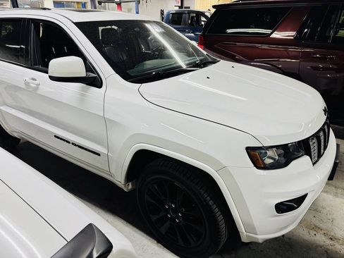 Used 2018 Jeep Grand Cherokee Altitude AWD/4WD image 4