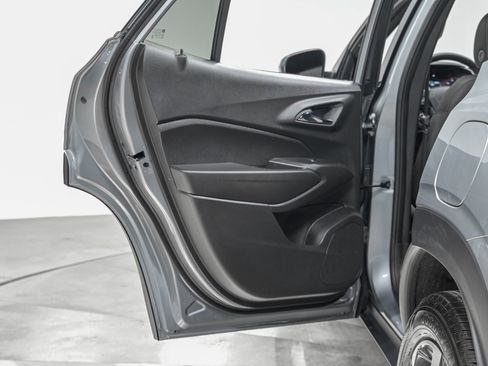 Used 2025 Chevrolet Trax RS FWD image 24