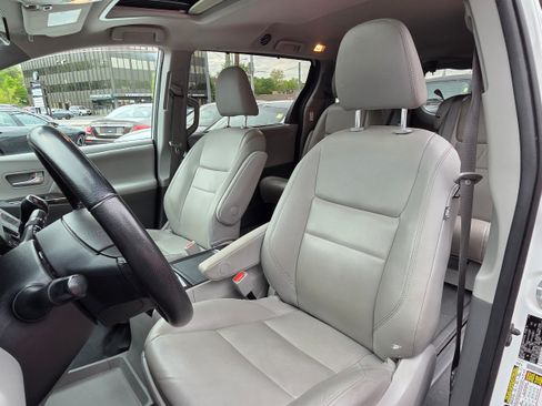 Used 2020 Toyota Sienna XLE FWD image 13