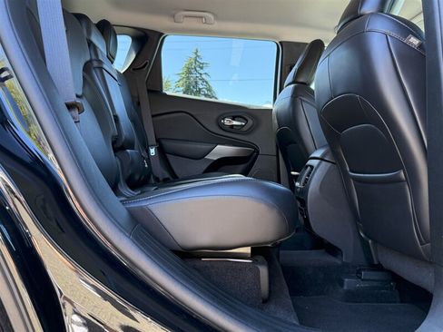 Used 2019 Jeep Cherokee Limited w/ Luxury Group AWD/4WD image 15