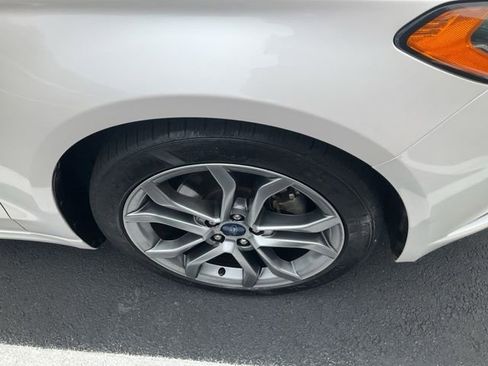 Used 2017 Ford Fusion SE w/ Equipment Group 201A FWD image 3