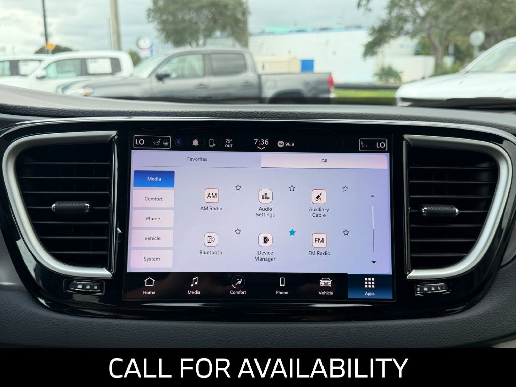Used 2023 Chrysler Pacifica Touring-L FWD image 21