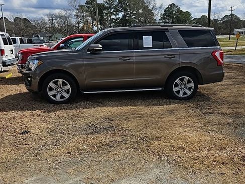 Used 2019 Ford Expedition XLT w/ Equipment Group 202A RWD image 2