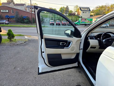 Used 2017 Land Rover Discovery Sport HSE Luxury image 10