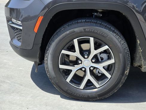 Used 2025 Jeep Grand Cherokee Limited RWD image 10