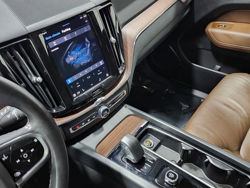 Used 2024 Volvo XC60 B5 Plus image 31